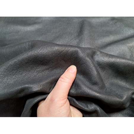 Peau de cuir de mouton crispé - noir mat - maroquinerie ou vêtement - Cuir en stock