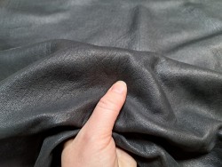 Peau de cuir de mouton crispé - noir mat - maroquinerie ou vêtement - Cuir en stock