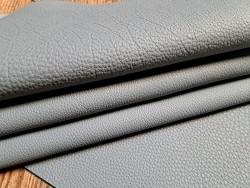 Grand morceau de cuir de taurillon - gros grain - couleur bleu gris - Cuir en stock