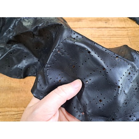 Chutes de cuir d agneau perforé noir maroquinerie accessoire luxe cuir en stock