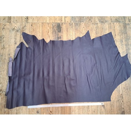 Grand morceau de cuir de taurillon violet mat - Cuir en Stock