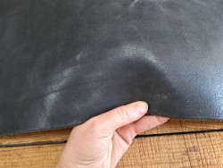 Morceau de collet tannage végétal - Noir - Cuir en Stock