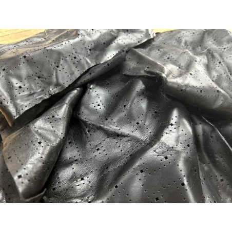 Chutes de cuir d'agneau fantaisie - perforé noir - Cuir en Stock