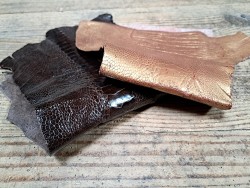 2 pattes d'autruche - A - Chocolat/Gold - Cuir en Stock