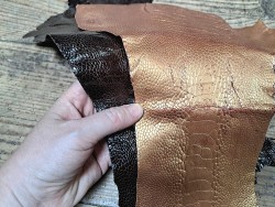 2 pattes d'autruche - A - Chocolat/Gold - Cuir en Stock