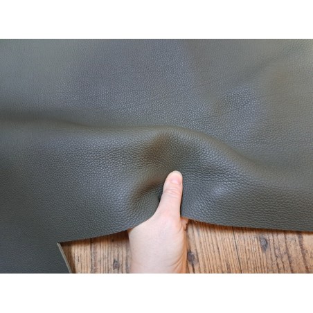 Grand morceau de cuir de taurillon pleine fleur vert kaki