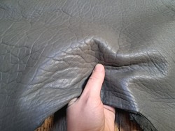 Peau de cuir de mouton crispé - gris - maroquinerie ou vêtement - Cuir en stock