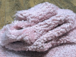 Peau de mouton lainée frisée rose pâle – Dos velours – Qualité italienne – Série limitée - Cuir en Stock