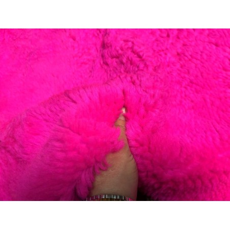 Peau de mouton lainée frisée rose fluo – Dos velours – Qualité italienne – Série limitée - Cuir en Stock