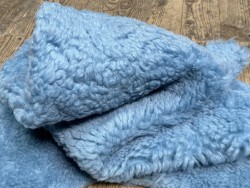 Peau de mouton lainée frisée bleu jeans – Dos velours – Qualité italienne – Série limitée - Cuir en Stock