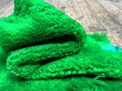 Peau de mouton lainée frisée vert – Dos velours – Qualité italienne – Série limitée - Cuir en Stock