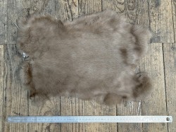 Peau de lapin en fourrure - poil havane - Cuir en Stock