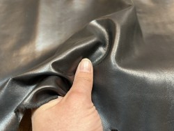Flanc de vache – Cuir bovin finition lustrée satinée – Souple & élégant (2ᵉ choix léger) NOIR - Cuir en Stock