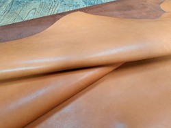bande de vache lisse-brun-clair-tannage végétal-maroquinerie-accessoires-cuirenstock