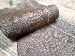 cuir cabillaud - poisson - maroquinerie - brun kaki mat - cuirenstock