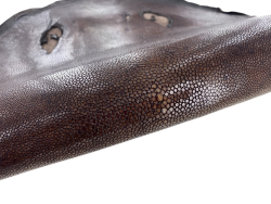 Peau de cuir de galuchat véritable - Marron chocolat - Cuir en Stock
