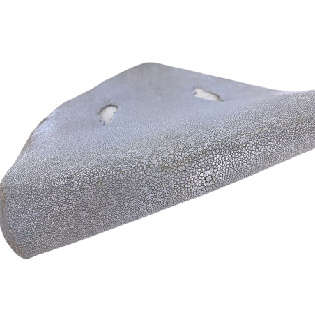 Peau de galuchat - perle centrale - cuir exotique - holographique argenté  - Cuir en Stock