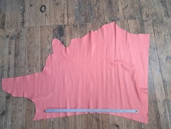 Morceau de cuir de taurillon pleine fleur vieux rose - Cuir en Stock