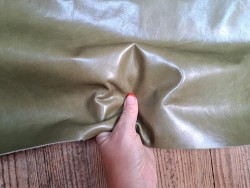 Morceau de cuir de vachette pullup ciré - vert olive - maroquinerie - Cuir en stock