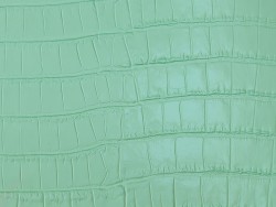 morceau de cuir prêt a l'emploi façon crocodile vert amande cuir en stock