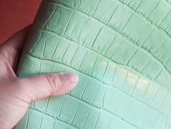 morceau de cuir prêt a l'emploi façon crocodile vert amande Cuir en Stock