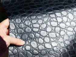 morceau cuir rectangle imitation crocodile bleu nuit foncé Cuir en Stock