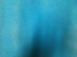 Morceau de cuir de vache - BLEU PAON - Cuir en Stock