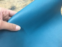 Morceau de cuir de vache - BLEU PAON - Cuir en Stock