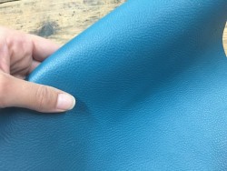 Morceau de cuir de vache - BLEU PAON - Cuir en Stock
