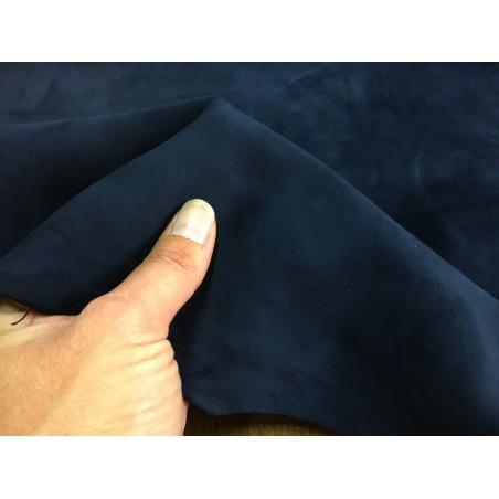 Détail peau chèvre velours bleu marine maroquinerie Cuir en stock