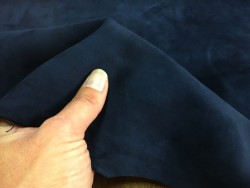 Détail peau chèvre velours bleu marine maroquinerie Cuir en stock