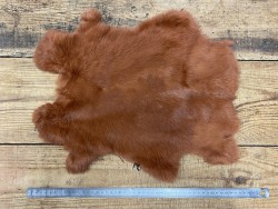 Peau lapin en poil fourrure roux auburn Cuir en stock