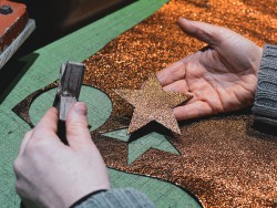 Découpe morceau de cuir à la presse - Atelier Cuir en Stock