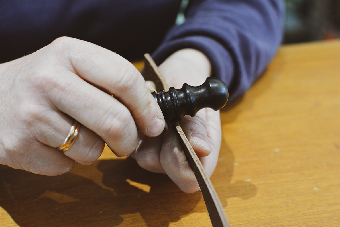 Appliquer de la cire d'abeille sur les tranche du cuir et utiliser une lissette en bois ou brunissoir - Cuir en Stock