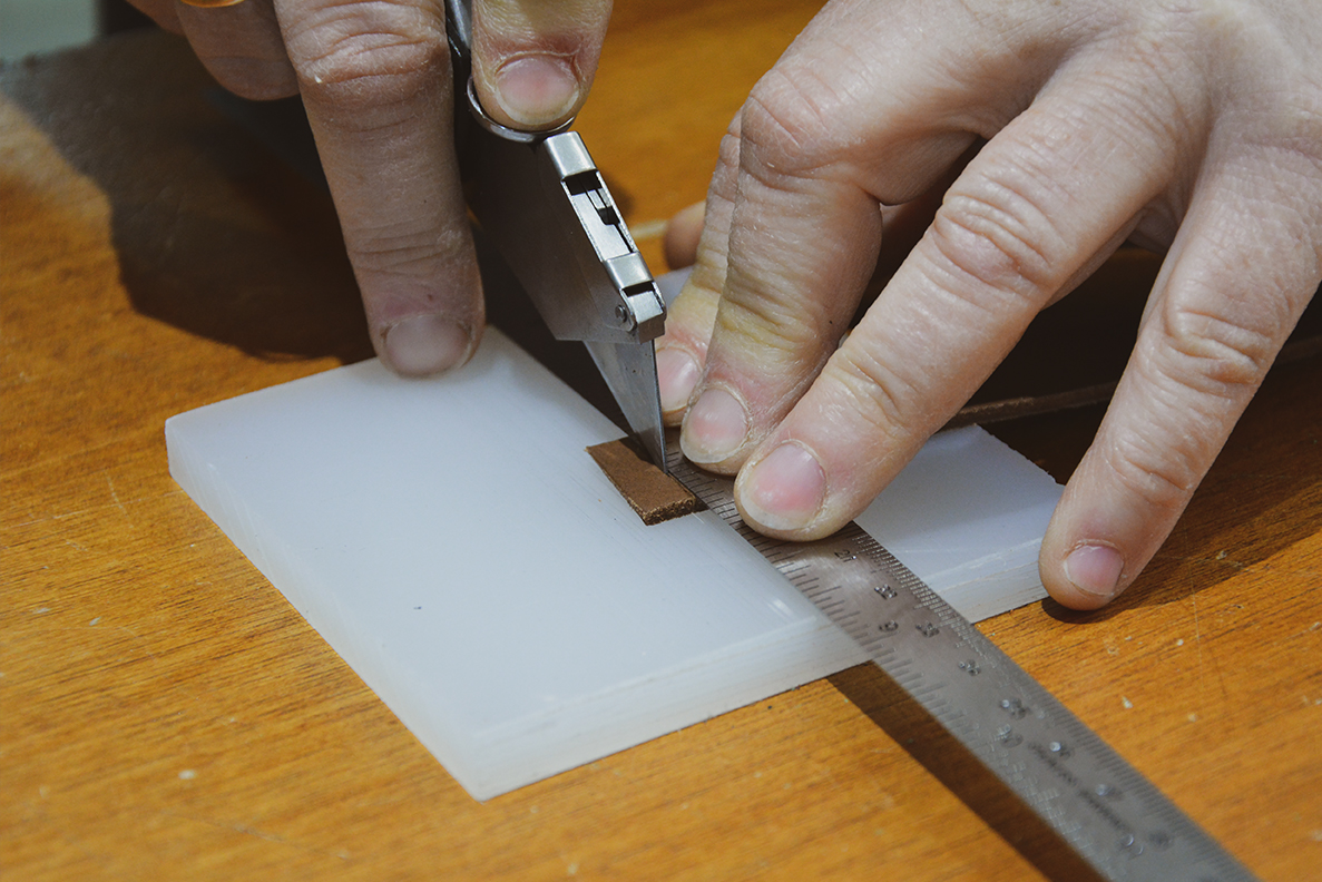 Découper du cuir avec un cutter - Cuir en Stock