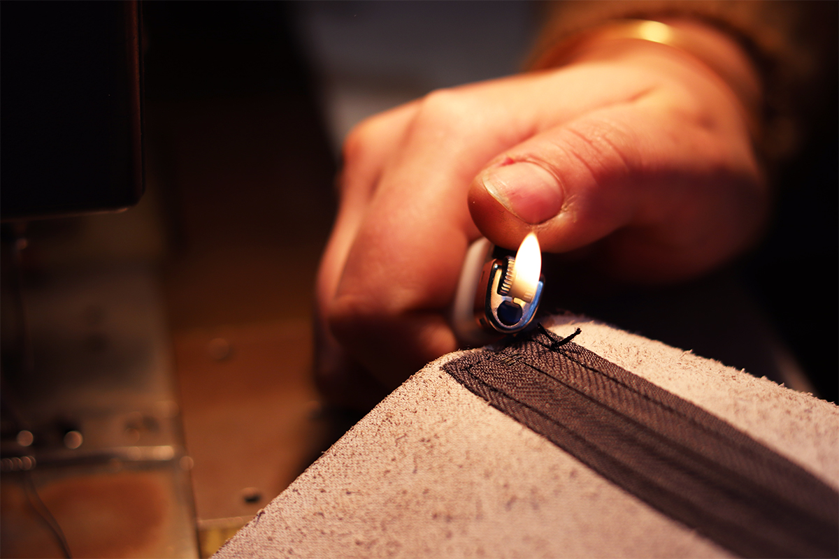 astuce travail du cuir arreter le fil de couture avec un briquet