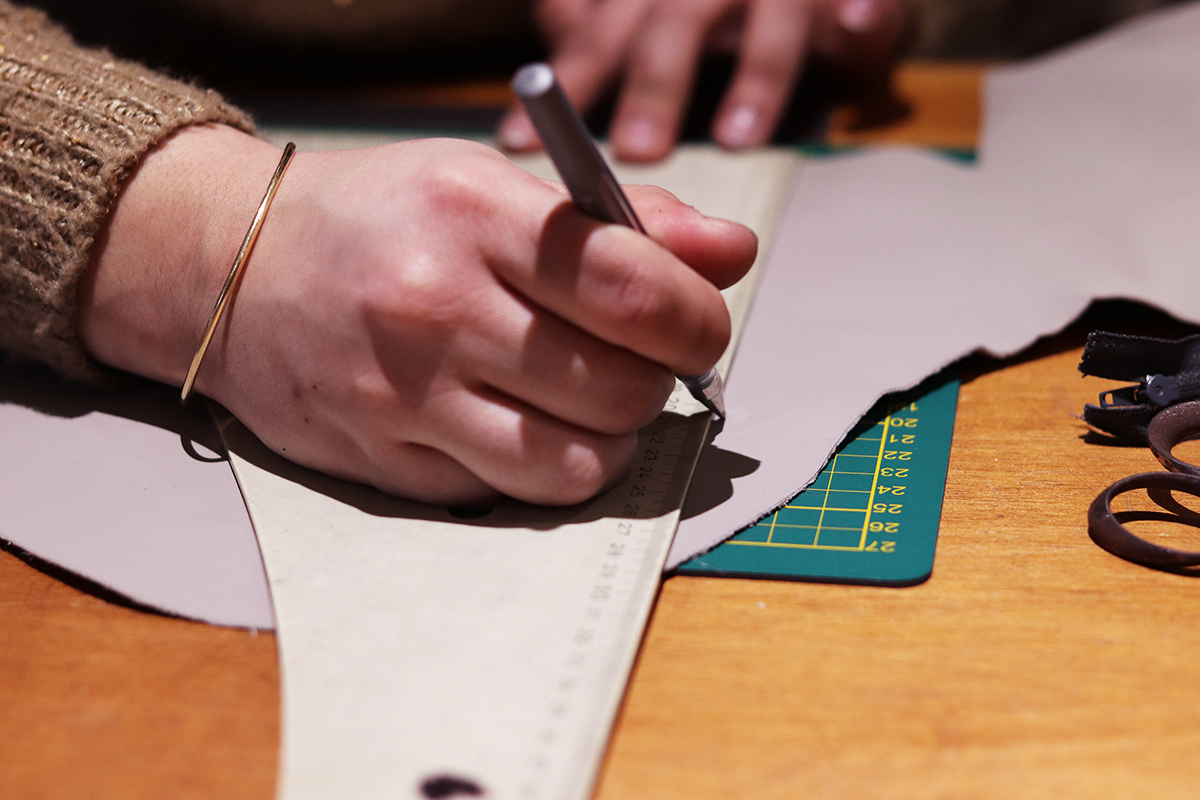 patron gratuit pochette en cuir tracer tuto diy