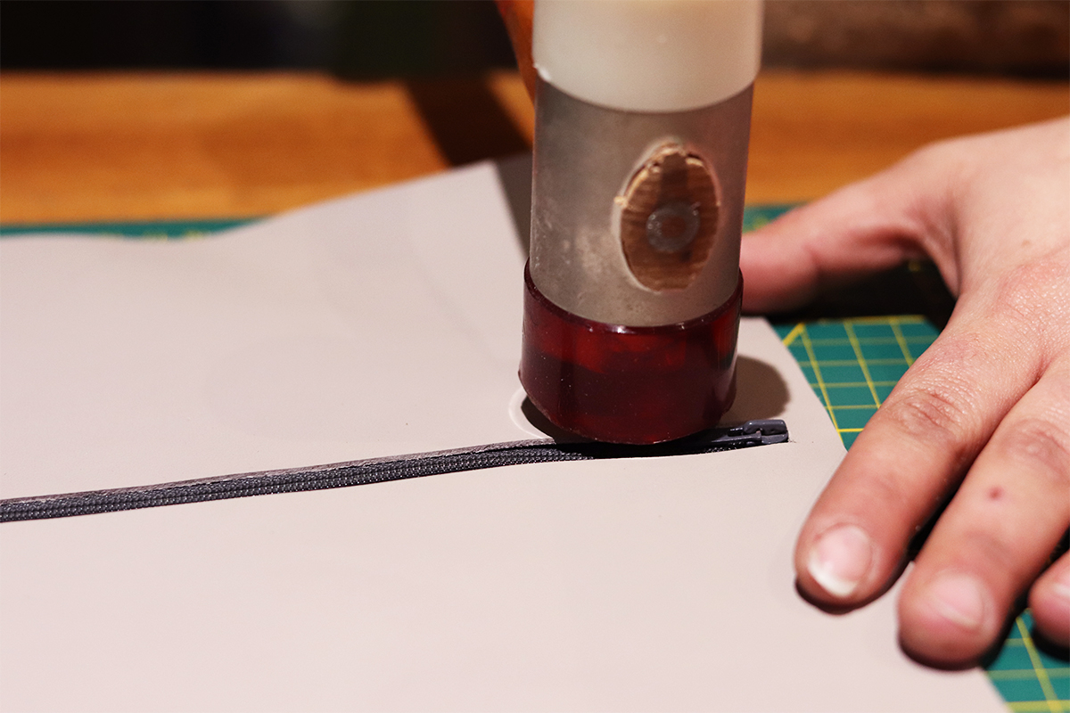 travail du cuir colle et maillet assemblage trousse en cuir