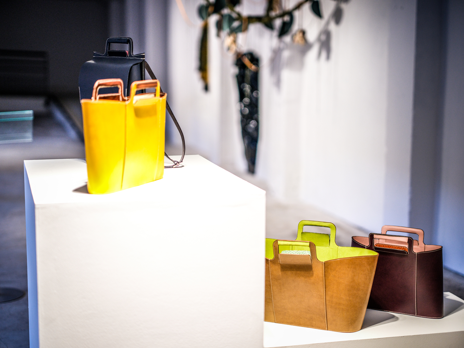 Jules Levasseur - Collection marine 2021 - Cabas serviette et sac à dos en cuir de vache tannage végétal cuir de poisson - Cuir en Stock