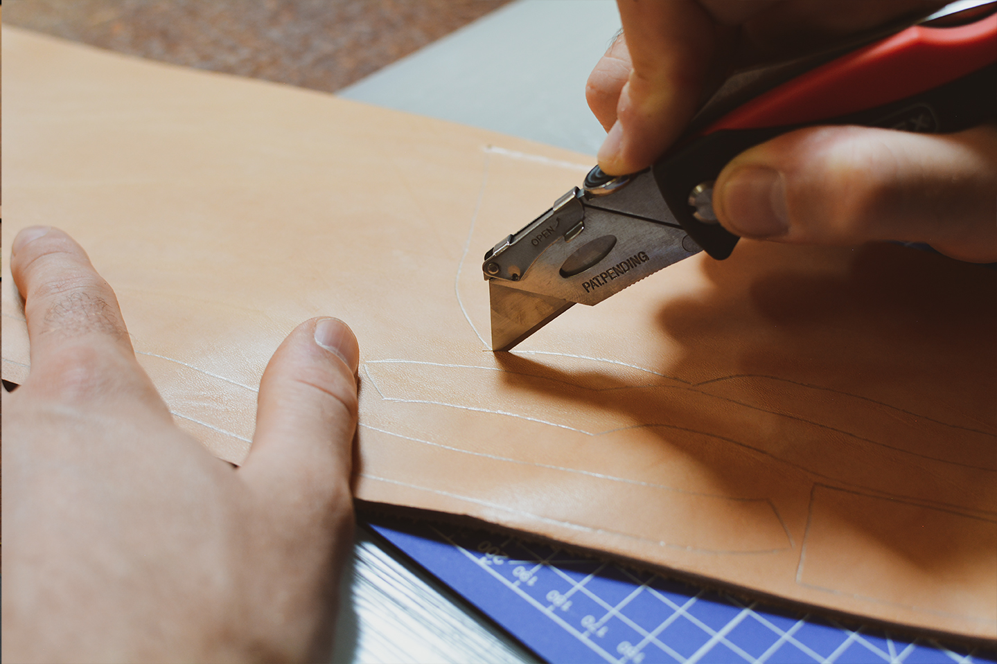 Découper le cuir avec un cutter - Tutoriel - Cuirenstock