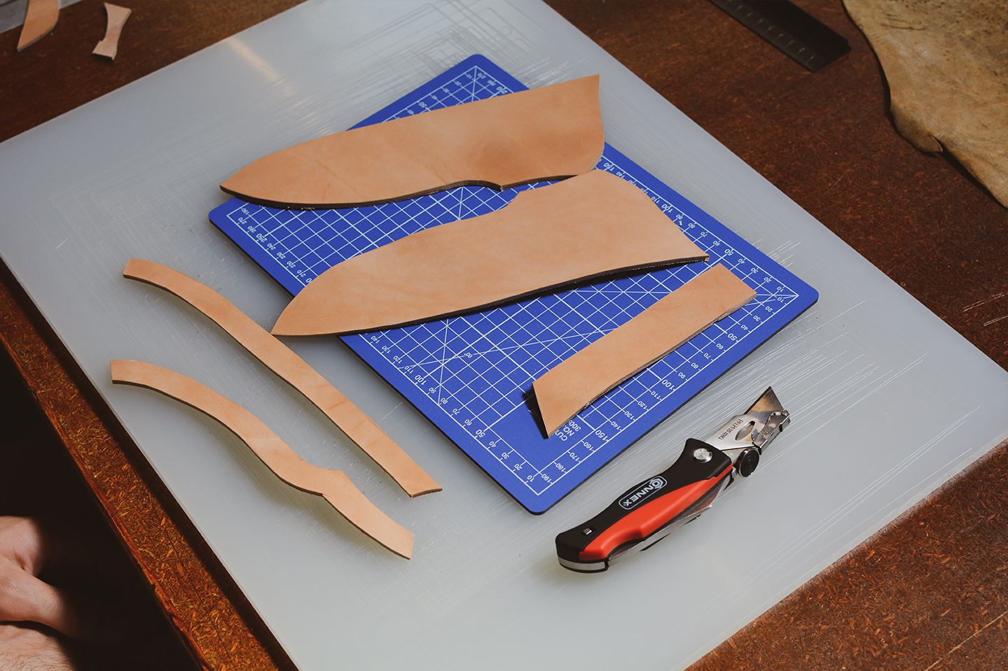 Découper le cuir au cutter - Tuto étui de couteau - Les couteaux de Toine