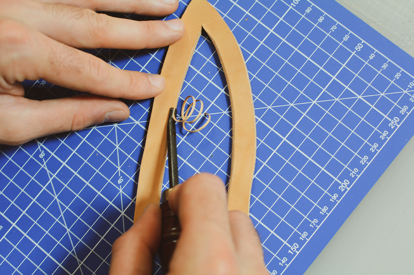 Abat-carre - Travailler les tranches du cuir - Tuto Cuir en Stock