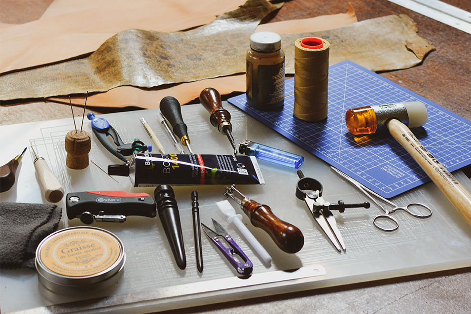 Outils et Techniques pour fabriquer un étui de couteau - Cuir en Stock