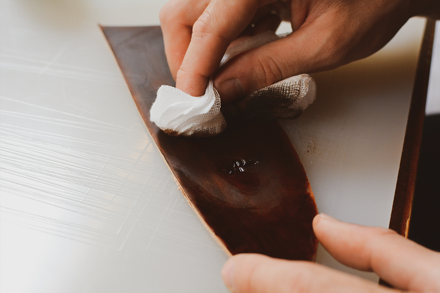 Comment teinter le cuir tannage végétal - Tuto Cuir en Stock