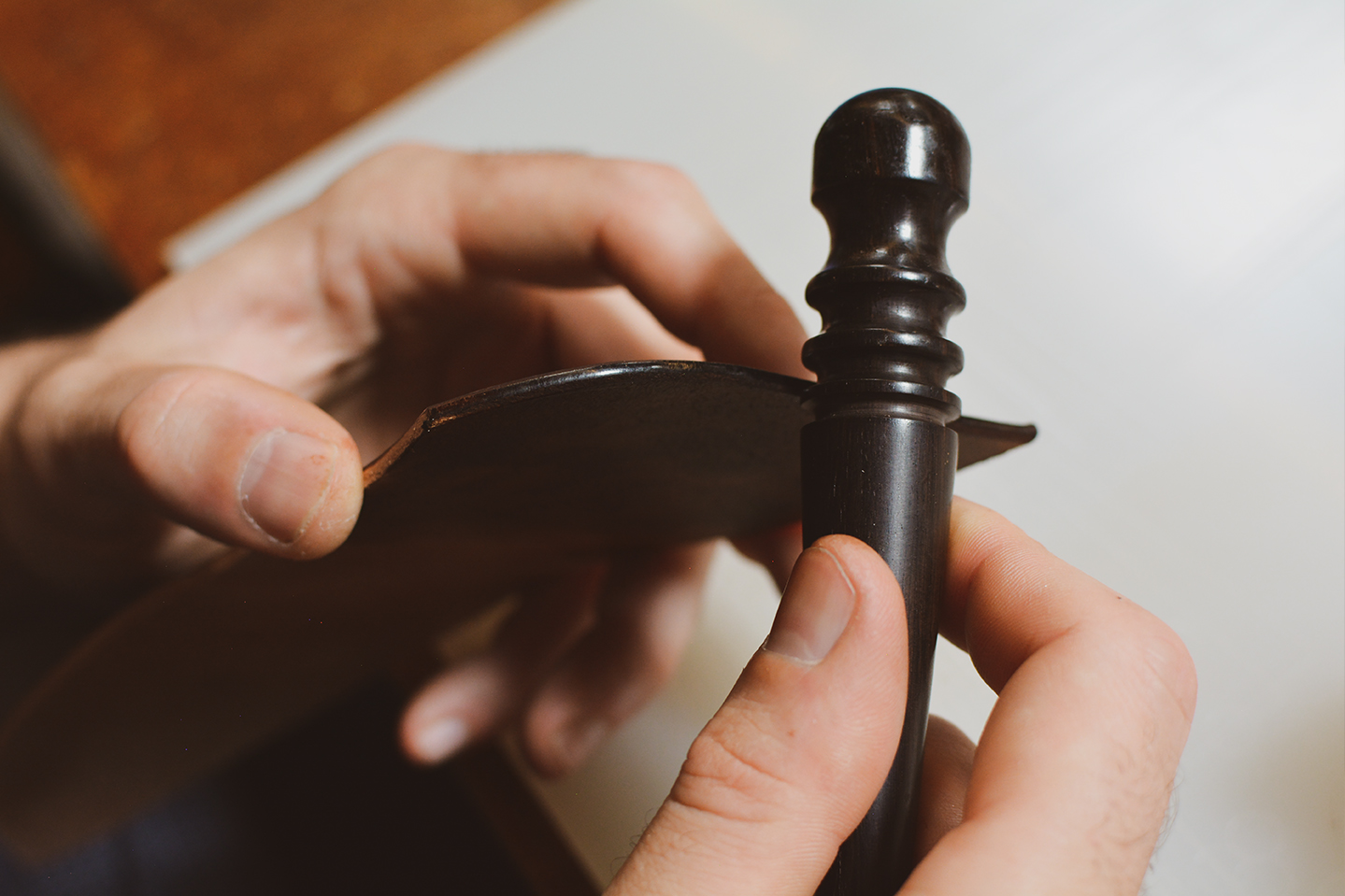 Comment appliquer une teinture de tranche sur du cuir - Tuto Cuir en Stock