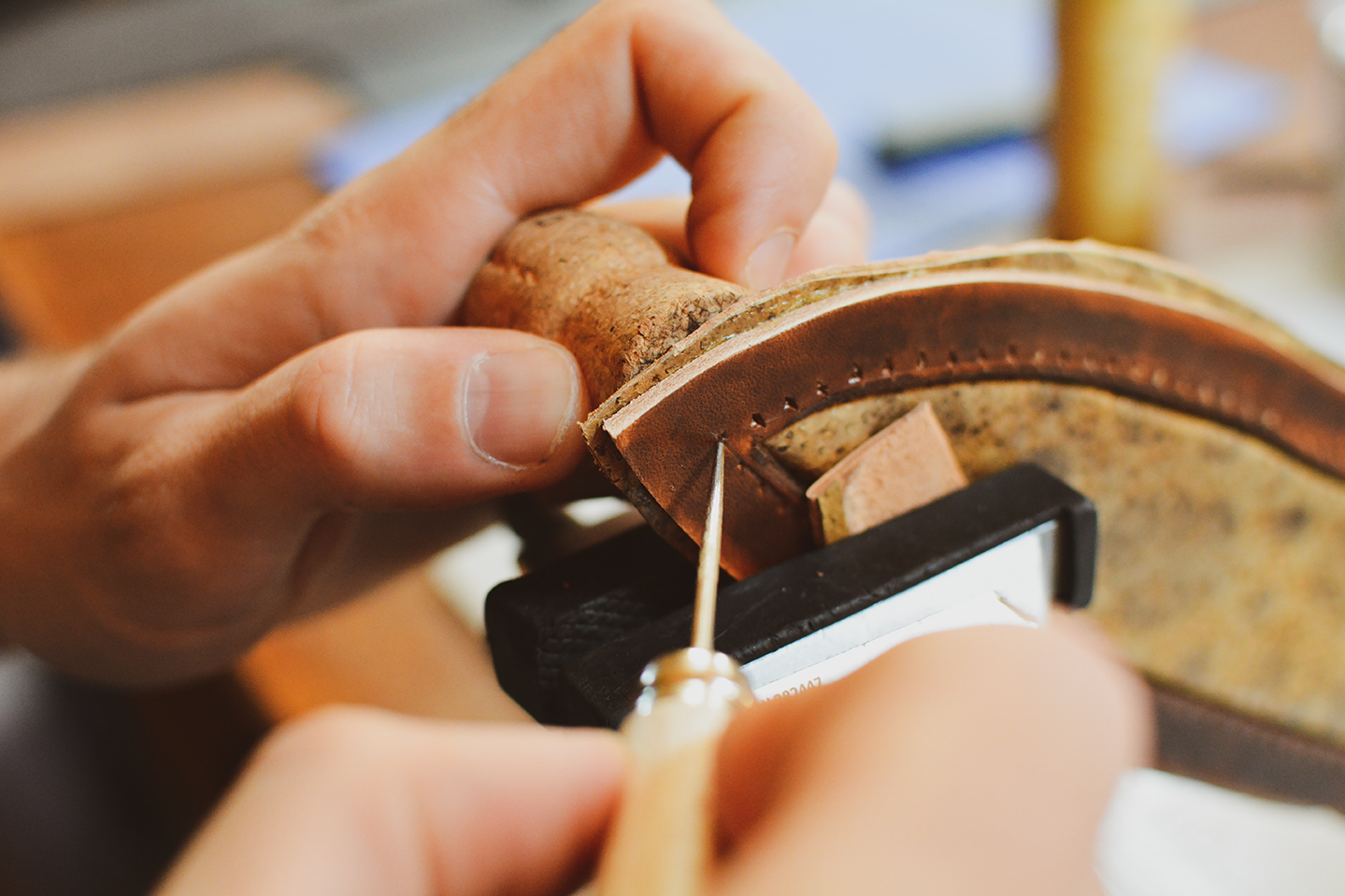 Percer le cuir avec une alêne losange - Tuto étui couteau - Cuir en Stock