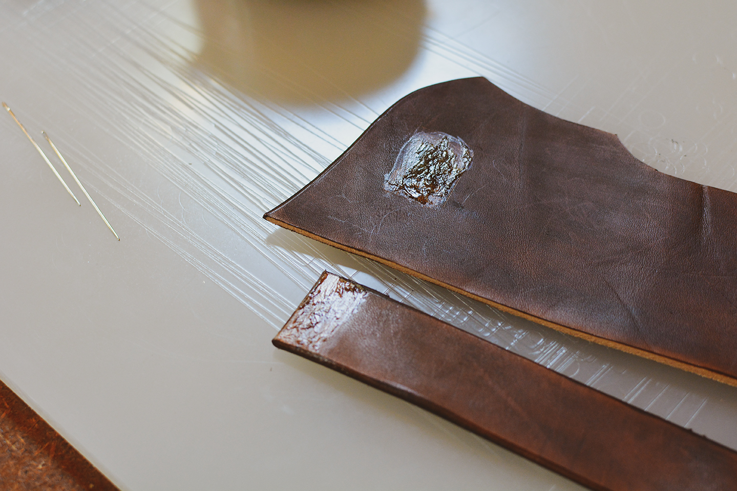 Encooler le cuir avant la couture main - Tuto Cuir en Stock