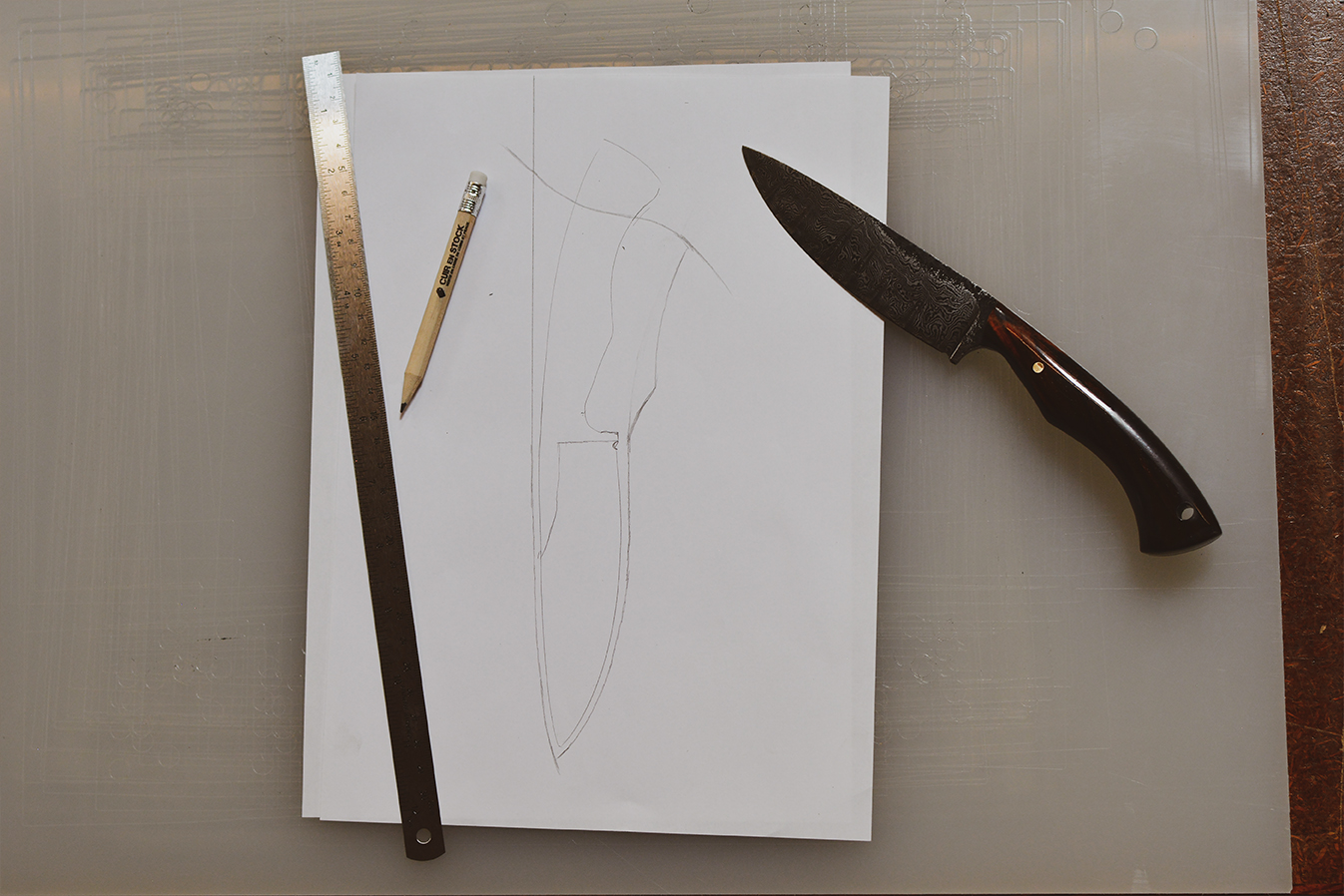 Tracer patron étui de couteau sur feuille - Cuir en Stock