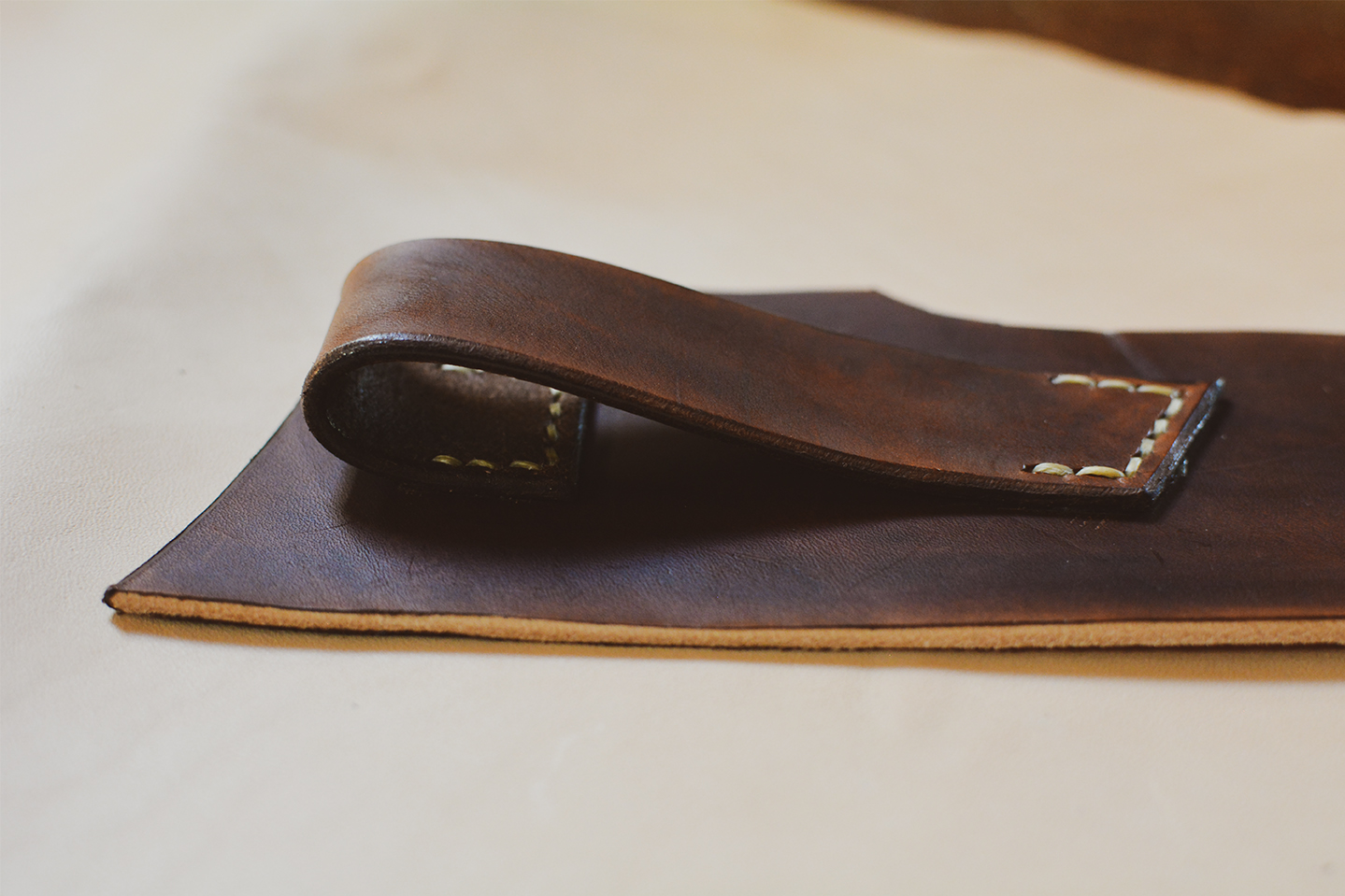 Passant de ceinture couture point Sellier - Etui couteau chasseur - Les Couteaux de Toine