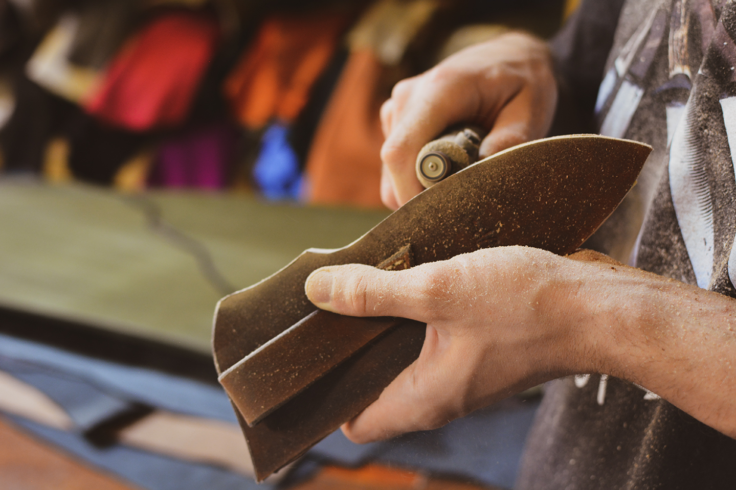Poncer les tranches du cuir - Tuto étui à couteau - Cuir en Stock